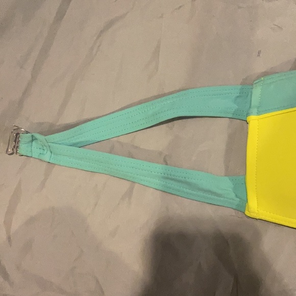 🌸3/$15 Halter Bikini Top w/ removable strap - Picture 2 of 9